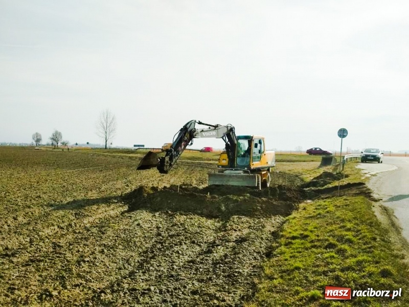 Zdjęcie w galerii na portalu naszraciborz.pl: W Krzyżanowicach budują ścieżkę rowerową wzdłuż DK 45 [foto] wiadomości z regionu