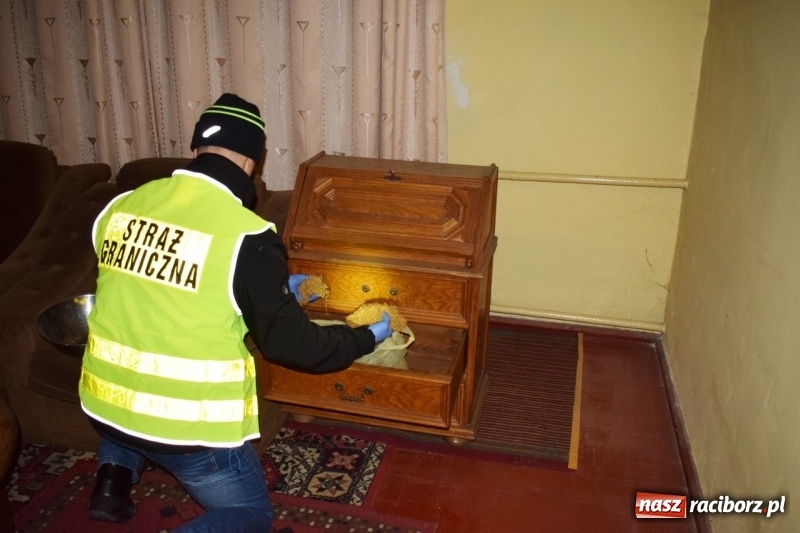 Zdjęcie w galerii na portalu naszraciborz.pl: Pogranicznicy przejęli ponad dwie tony krajanki tytoniowej wiadomości z regionu
