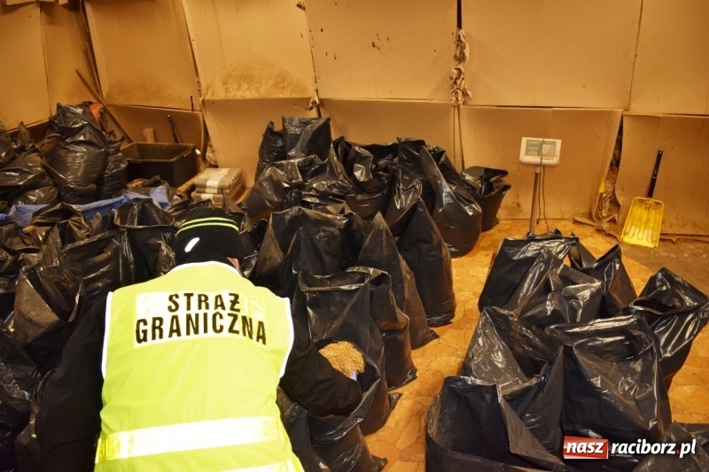 Zdjęcie w galerii na portalu naszraciborz.pl: Pogranicznicy przejęli ponad dwie tony krajanki tytoniowej wiadomości z regionu