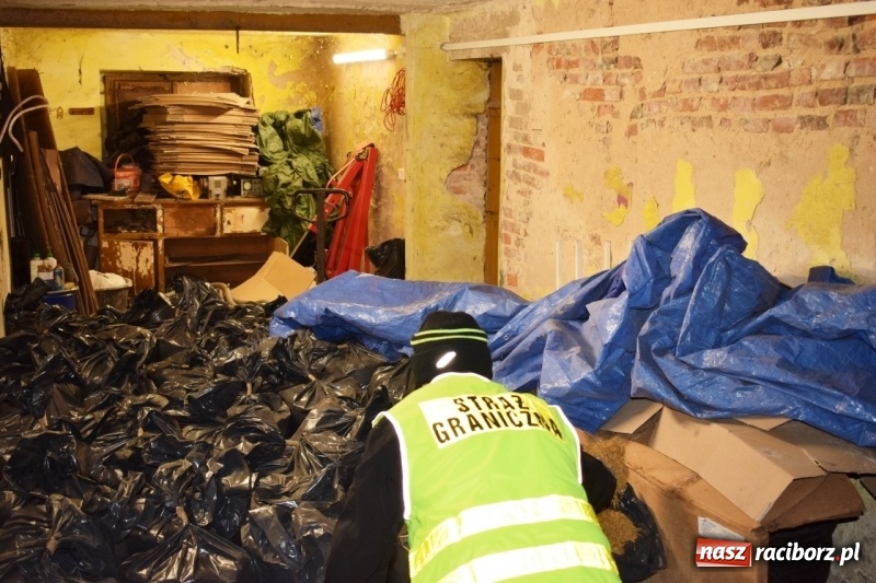 Zdjęcie w galerii na portalu naszraciborz.pl: Pogranicznicy przejęli ponad dwie tony krajanki tytoniowej wiadomości z regionu