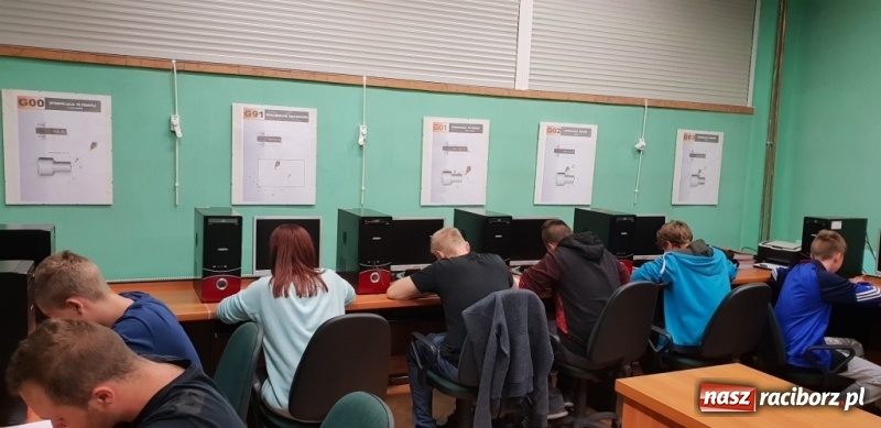 Zdjęcie w galerii na portalu naszraciborz.pl: Nowoczesna nauka w nowoczesnych pracowniach w raciborskim Mechaniku wiadomości z regionu