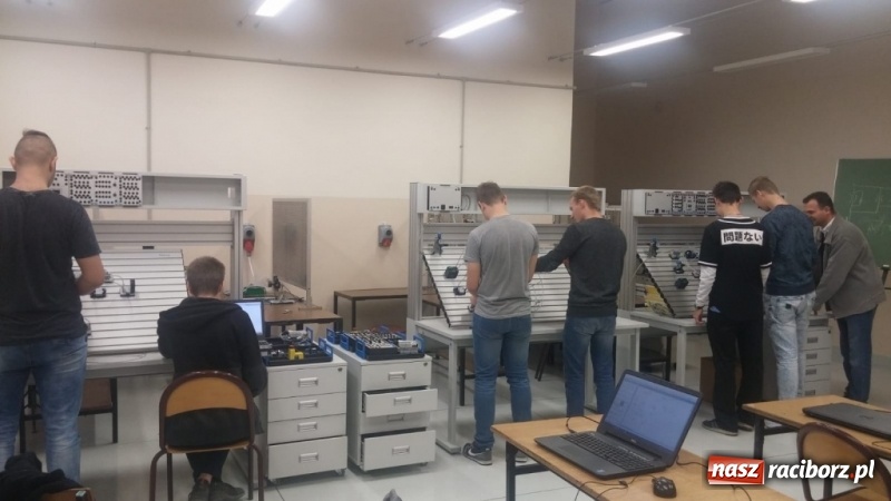 Zdjęcie w galerii na portalu naszraciborz.pl: Nowoczesna nauka w nowoczesnych pracowniach w raciborskim Mechaniku wiadomości z regionu