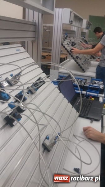 Zdjęcie w galerii na portalu naszraciborz.pl: Nowoczesna nauka w nowoczesnych pracowniach w raciborskim Mechaniku wiadomości z regionu