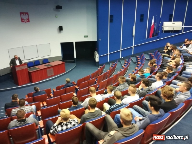 Zdjęcie w galerii na portalu naszraciborz.pl: Nowoczesna nauka w nowoczesnych pracowniach w raciborskim Mechaniku wiadomości z regionu