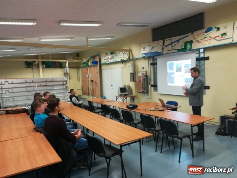 Zdjęcie w galerii na portalu naszraciborz.pl: Nowoczesna nauka w nowoczesnych pracowniach w raciborskim Mechaniku wiadomości z regionu