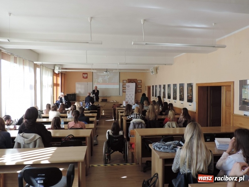 Zdjęcie w galerii na portalu naszraciborz.pl: Walizka pełna egzotycznych pamiątek – o administracji skarbowej, podatkach i nie tylko w PWSZ w Raciborzu  wiadomości z regionu