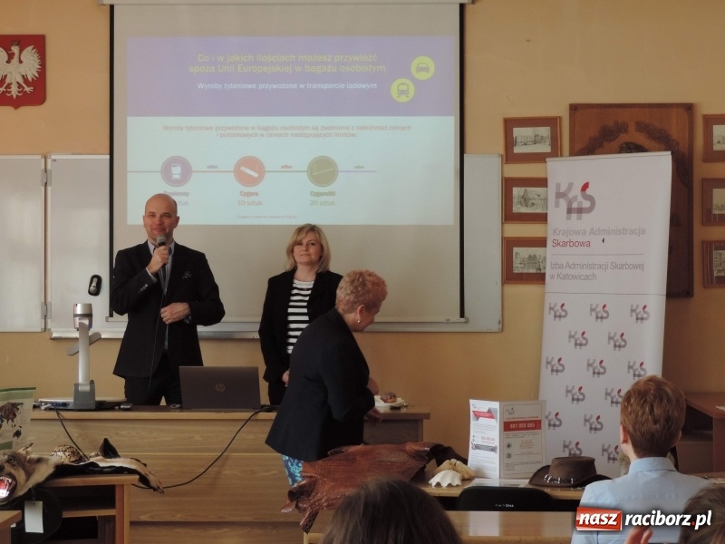 Zdjęcie w galerii na portalu naszraciborz.pl: Walizka pełna egzotycznych pamiątek – o administracji skarbowej, podatkach i nie tylko w PWSZ w Raciborzu  wiadomości z regionu