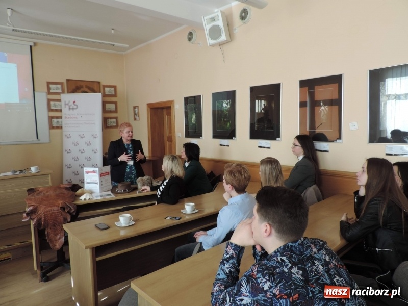 Zdjęcie w galerii na portalu naszraciborz.pl: Walizka pełna egzotycznych pamiątek – o administracji skarbowej, podatkach i nie tylko w PWSZ w Raciborzu  wiadomości z regionu