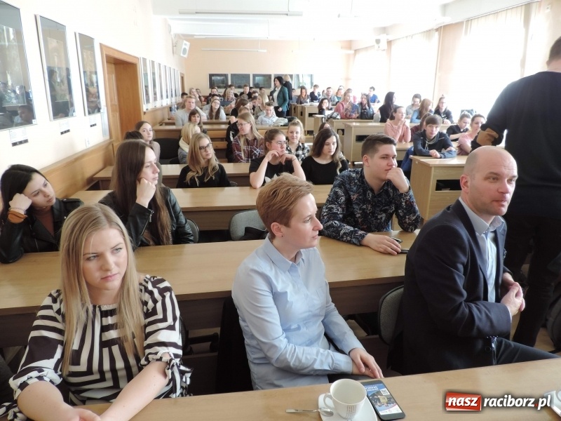 Zdjęcie w galerii na portalu naszraciborz.pl: Walizka pełna egzotycznych pamiątek – o administracji skarbowej, podatkach i nie tylko w PWSZ w Raciborzu  wiadomości z regionu