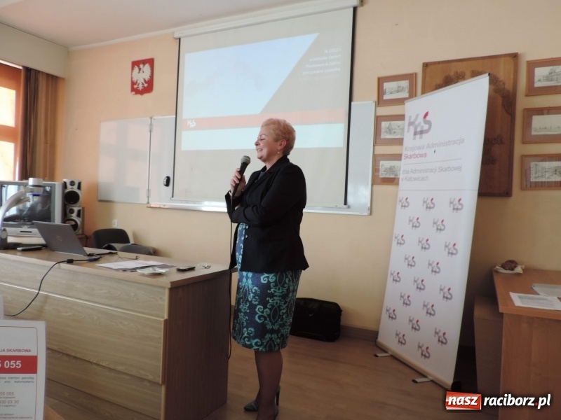 Zdjęcie w galerii na portalu naszraciborz.pl: Walizka pełna egzotycznych pamiątek – o administracji skarbowej, podatkach i nie tylko w PWSZ w Raciborzu  wiadomości z regionu