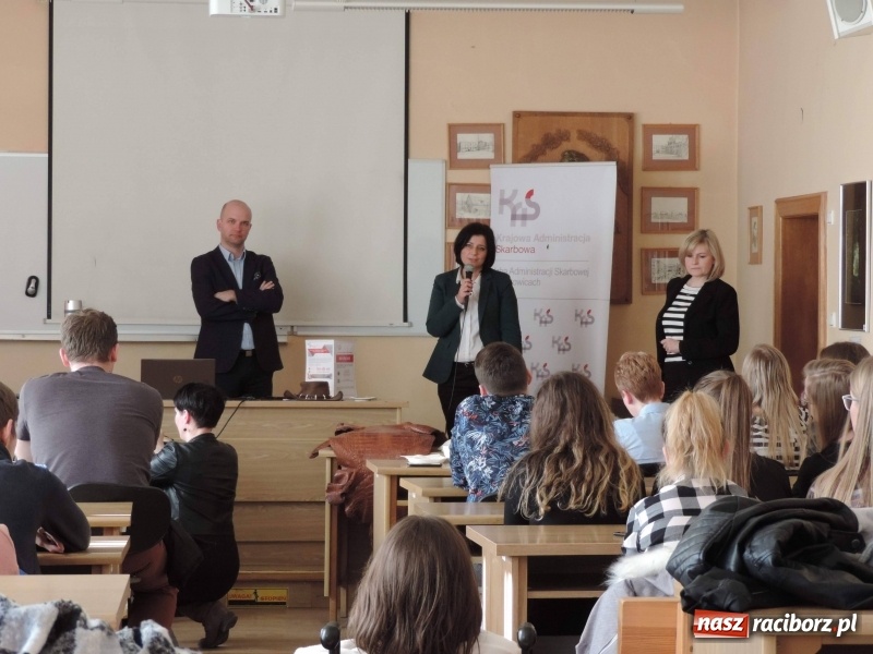 Zdjęcie w galerii na portalu naszraciborz.pl: Walizka pełna egzotycznych pamiątek – o administracji skarbowej, podatkach i nie tylko w PWSZ w Raciborzu  wiadomości z regionu