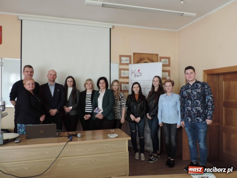 Zdjęcie w galerii na portalu naszraciborz.pl: Walizka pełna egzotycznych pamiątek – o administracji skarbowej, podatkach i nie tylko w PWSZ w Raciborzu  wiadomości z regionu