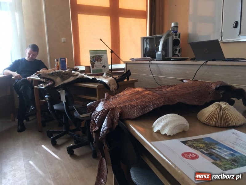 Zdjęcie w galerii na portalu naszraciborz.pl: Walizka pełna egzotycznych pamiątek – o administracji skarbowej, podatkach i nie tylko w PWSZ w Raciborzu  wiadomości z regionu