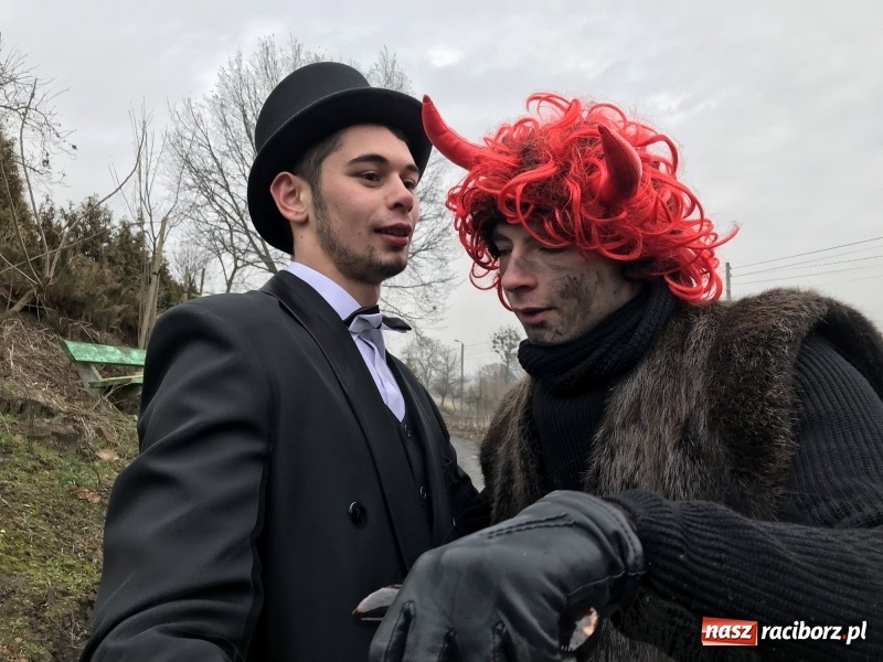 Zdjęcie w galerii na portalu naszraciborz.pl: W parafii Sławików wodzili bera i żegnali karnawał FOTO i WIDEO wiadomości z regionu