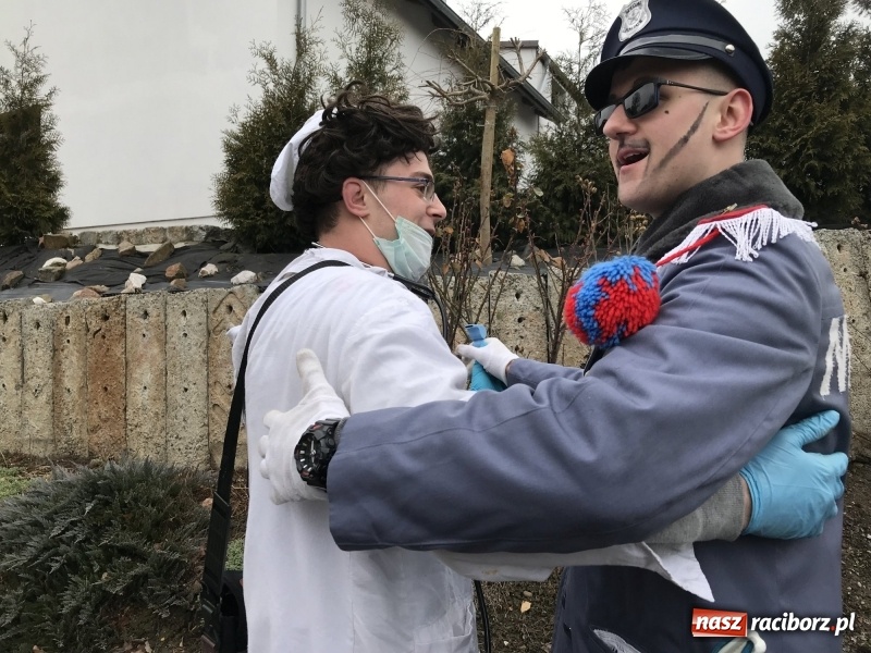 Zdjęcie w galerii na portalu naszraciborz.pl: W parafii Sławików wodzili bera i żegnali karnawał FOTO i WIDEO wiadomości z regionu