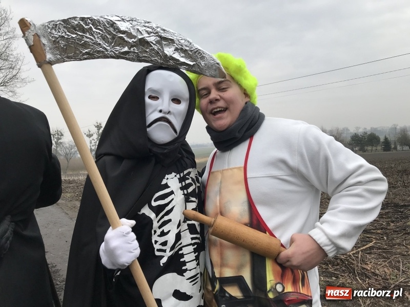 Zdjęcie w galerii na portalu naszraciborz.pl: W parafii Sławików wodzili bera i żegnali karnawał FOTO i WIDEO wiadomości z regionu