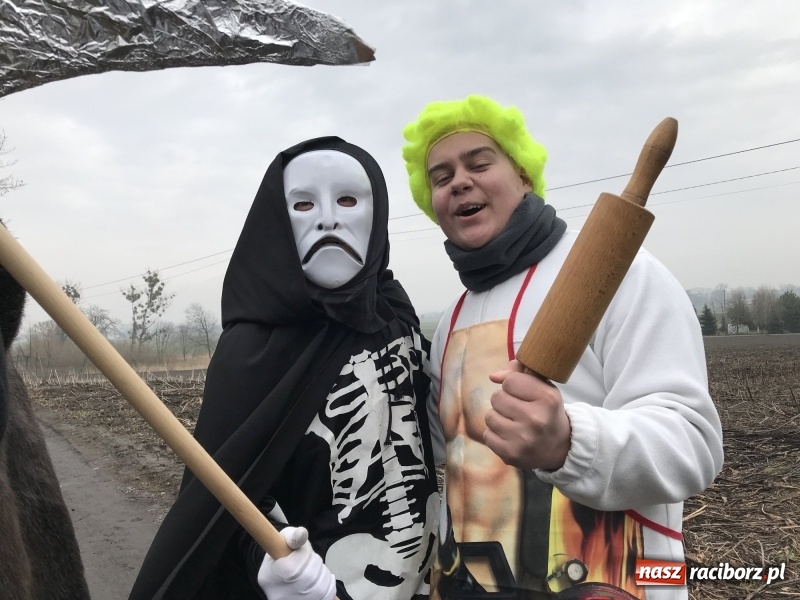 Zdjęcie w galerii na portalu naszraciborz.pl: W parafii Sławików wodzili bera i żegnali karnawał FOTO i WIDEO wiadomości z regionu