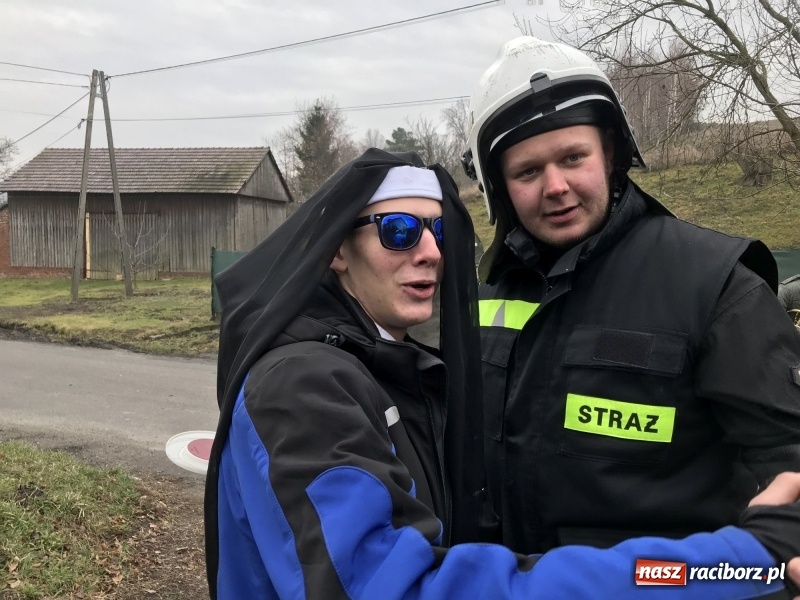 Zdjęcie w galerii na portalu naszraciborz.pl: W parafii Sławików wodzili bera i żegnali karnawał FOTO i WIDEO wiadomości z regionu