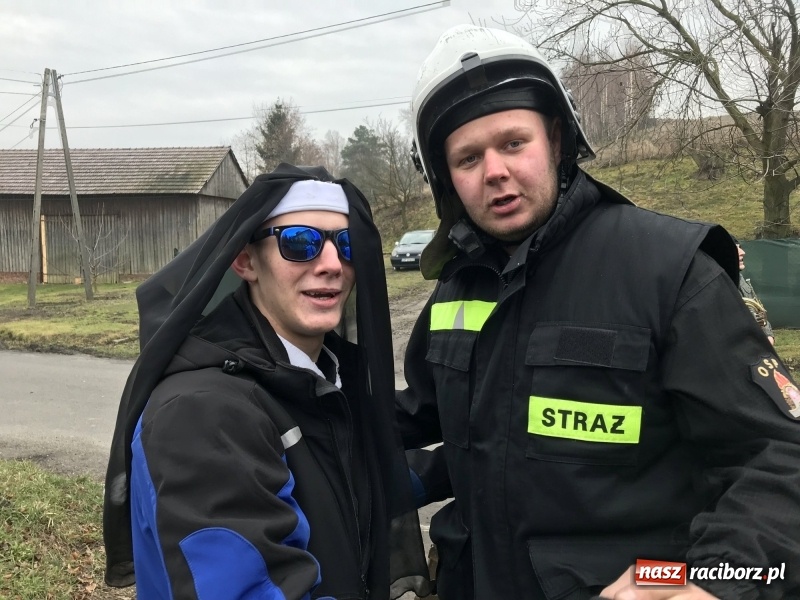 Zdjęcie w galerii na portalu naszraciborz.pl: W parafii Sławików wodzili bera i żegnali karnawał FOTO i WIDEO wiadomości z regionu