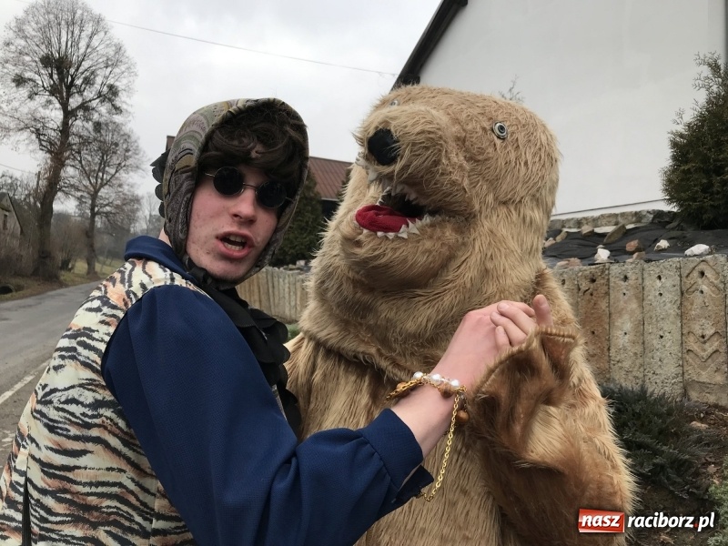 Zdjęcie w galerii na portalu naszraciborz.pl: W parafii Sławików wodzili bera i żegnali karnawał FOTO i WIDEO wiadomości z regionu
