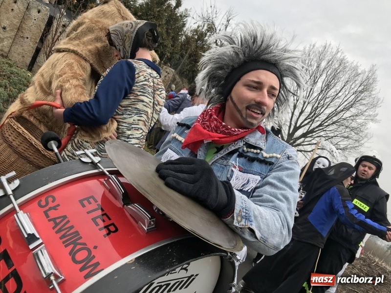 Zdjęcie w galerii na portalu naszraciborz.pl: W parafii Sławików wodzili bera i żegnali karnawał FOTO i WIDEO wiadomości z regionu