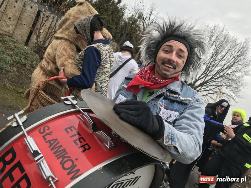 Zdjęcie w galerii na portalu naszraciborz.pl: W parafii Sławików wodzili bera i żegnali karnawał FOTO i WIDEO wiadomości z regionu