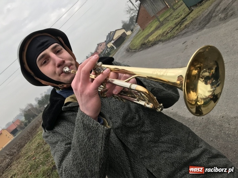 Zdjęcie w galerii na portalu naszraciborz.pl: W parafii Sławików wodzili bera i żegnali karnawał FOTO i WIDEO wiadomości z regionu