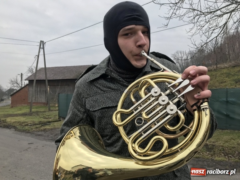 Zdjęcie w galerii na portalu naszraciborz.pl: W parafii Sławików wodzili bera i żegnali karnawał FOTO i WIDEO wiadomości z regionu