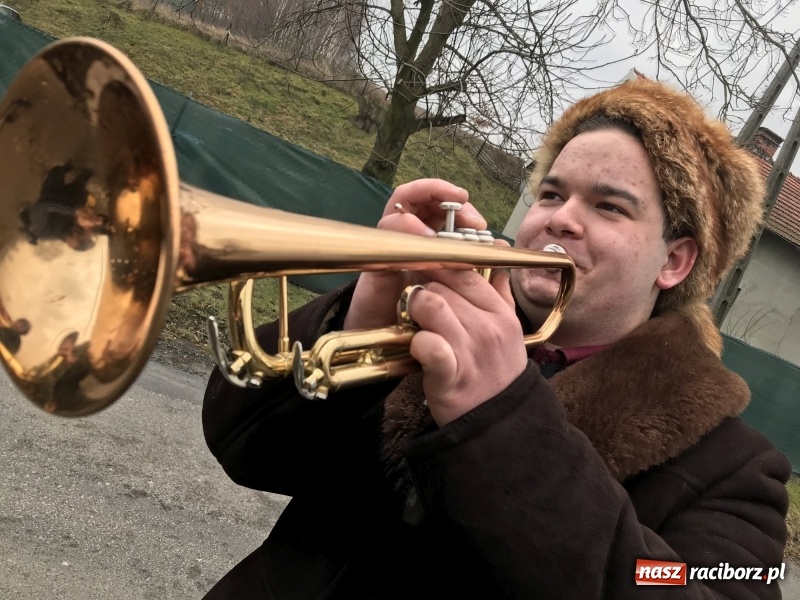 Zdjęcie w galerii na portalu naszraciborz.pl: W parafii Sławików wodzili bera i żegnali karnawał FOTO i WIDEO wiadomości z regionu