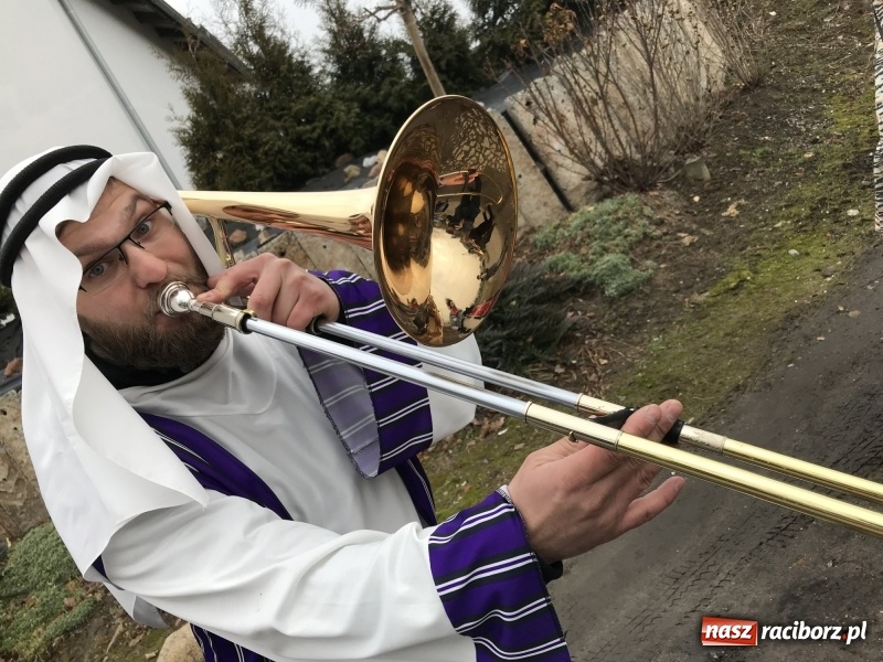 Zdjęcie w galerii na portalu naszraciborz.pl: W parafii Sławików wodzili bera i żegnali karnawał FOTO i WIDEO wiadomości z regionu