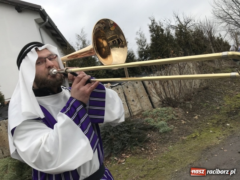 Zdjęcie w galerii na portalu naszraciborz.pl: W parafii Sławików wodzili bera i żegnali karnawał FOTO i WIDEO wiadomości z regionu