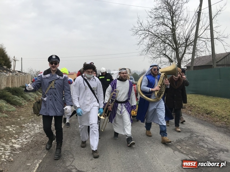 Zdjęcie w galerii na portalu naszraciborz.pl: W parafii Sławików wodzili bera i żegnali karnawał FOTO i WIDEO wiadomości z regionu