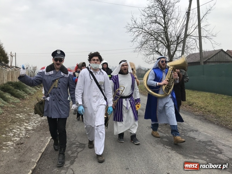 Zdjęcie w galerii na portalu naszraciborz.pl: W parafii Sławików wodzili bera i żegnali karnawał FOTO i WIDEO wiadomości z regionu