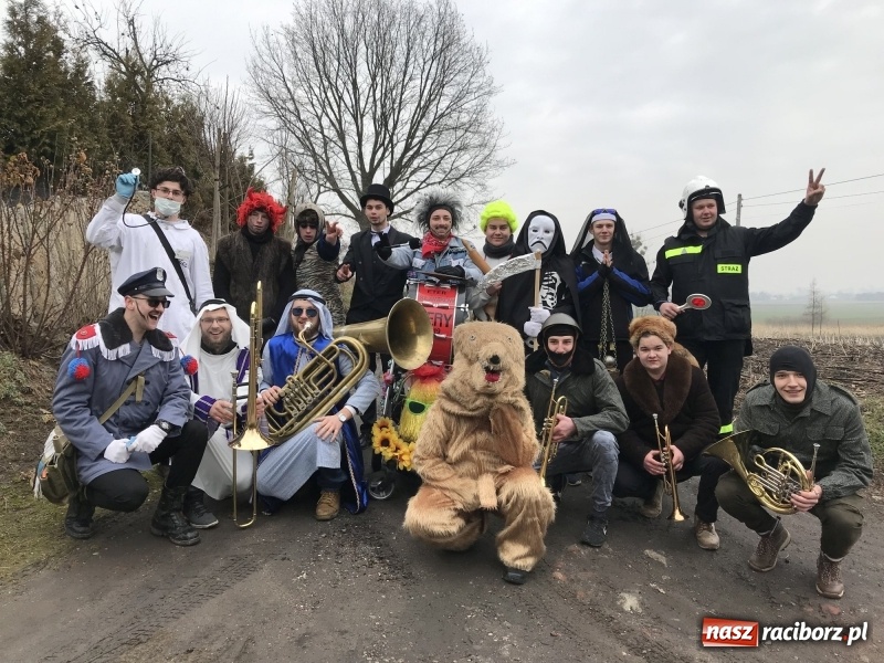 Zdjęcie w galerii na portalu naszraciborz.pl: W parafii Sławików wodzili bera i żegnali karnawał FOTO i WIDEO wiadomości z regionu