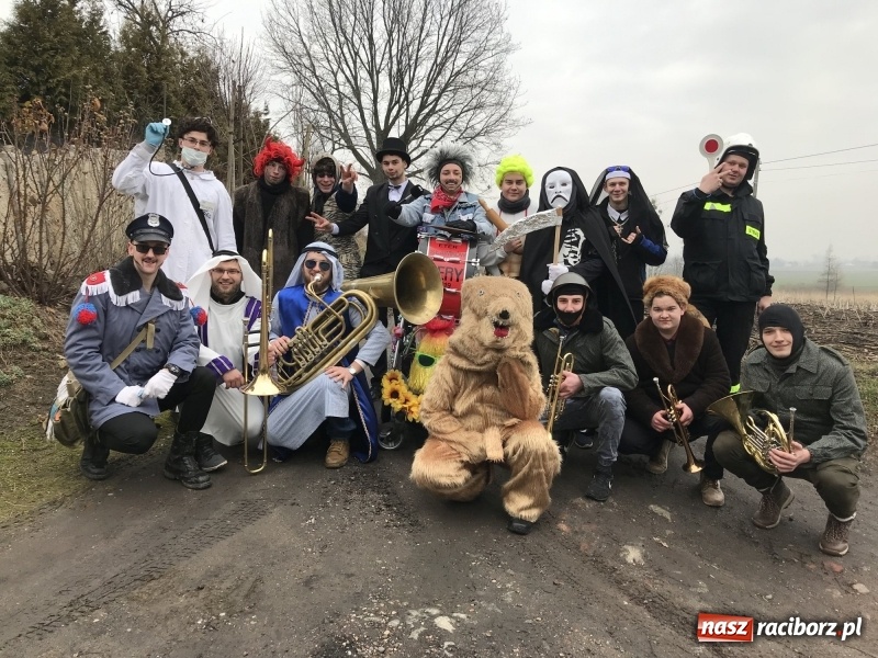 Zdjęcie w galerii na portalu naszraciborz.pl: W parafii Sławików wodzili bera i żegnali karnawał FOTO i WIDEO wiadomości z regionu