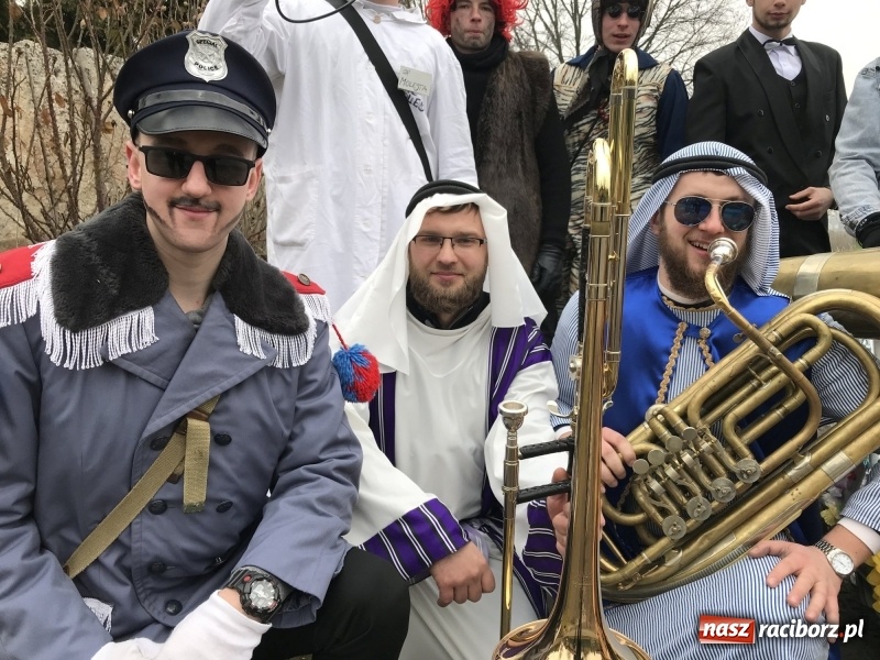 Zdjęcie w galerii na portalu naszraciborz.pl: W parafii Sławików wodzili bera i żegnali karnawał FOTO i WIDEO wiadomości z regionu