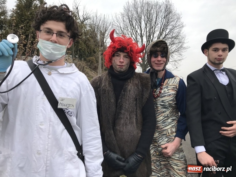 Zdjęcie w galerii na portalu naszraciborz.pl: W parafii Sławików wodzili bera i żegnali karnawał FOTO i WIDEO wiadomości z regionu