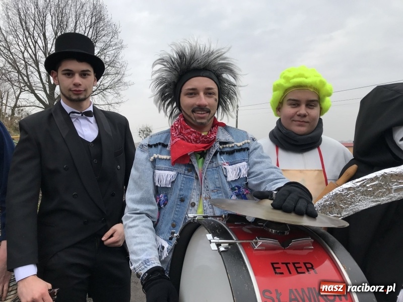 Zdjęcie w galerii na portalu naszraciborz.pl: W parafii Sławików wodzili bera i żegnali karnawał FOTO i WIDEO wiadomości z regionu