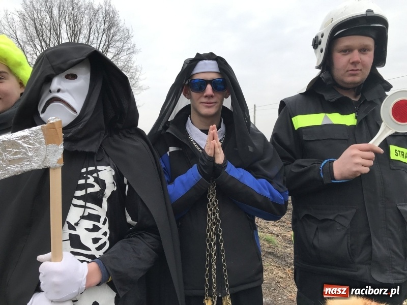 Zdjęcie w galerii na portalu naszraciborz.pl: W parafii Sławików wodzili bera i żegnali karnawał FOTO i WIDEO wiadomości z regionu