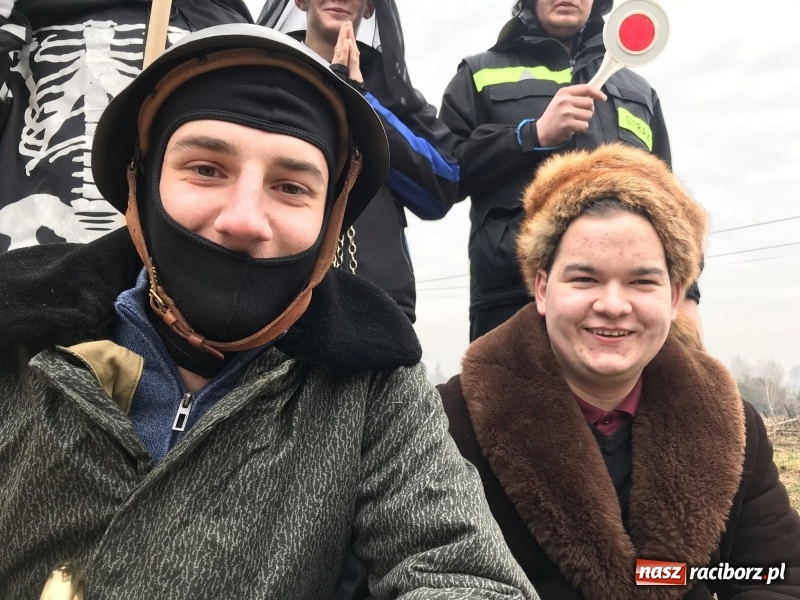 Zdjęcie w galerii na portalu naszraciborz.pl: W parafii Sławików wodzili bera i żegnali karnawał FOTO i WIDEO wiadomości z regionu