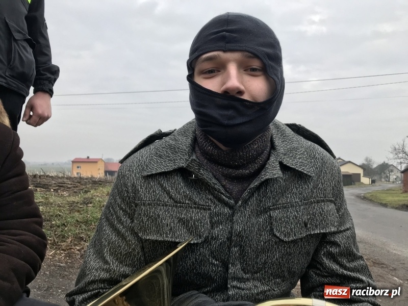 Zdjęcie w galerii na portalu naszraciborz.pl: W parafii Sławików wodzili bera i żegnali karnawał FOTO i WIDEO wiadomości z regionu