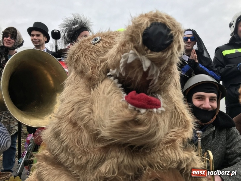 Zdjęcie w galerii na portalu naszraciborz.pl: W parafii Sławików wodzili bera i żegnali karnawał FOTO i WIDEO wiadomości z regionu