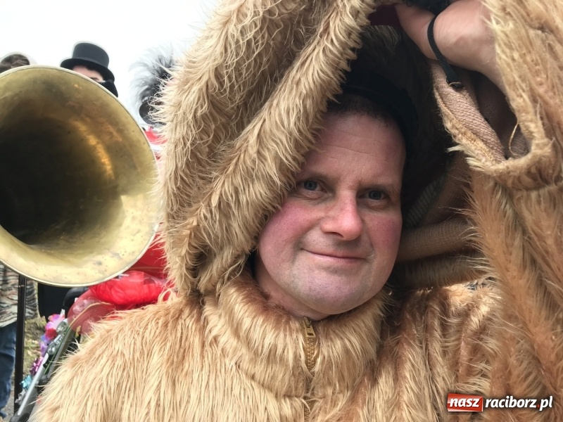 Zdjęcie w galerii na portalu naszraciborz.pl: W parafii Sławików wodzili bera i żegnali karnawał FOTO i WIDEO wiadomości z regionu