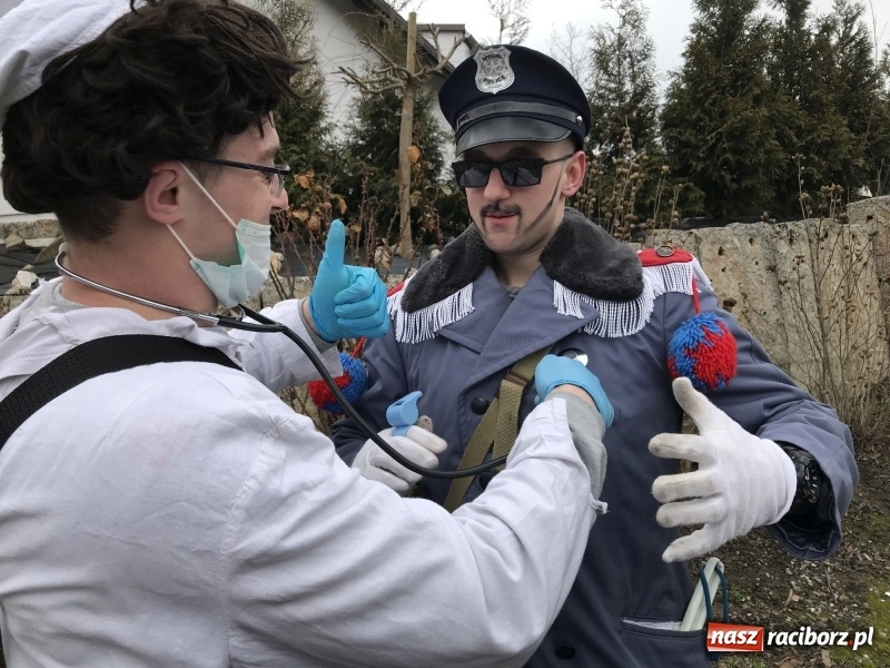 Zdjęcie w galerii na portalu naszraciborz.pl: W parafii Sławików wodzili bera i żegnali karnawał FOTO i WIDEO wiadomości z regionu