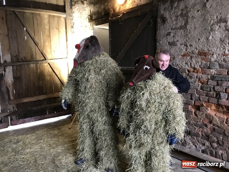 Zdjęcie w galerii na portalu naszraciborz.pl: Młoda para, małpice, misie i kominiarz. Samborowicki tanzbär na koniec karnawału  wiadomości z regionu