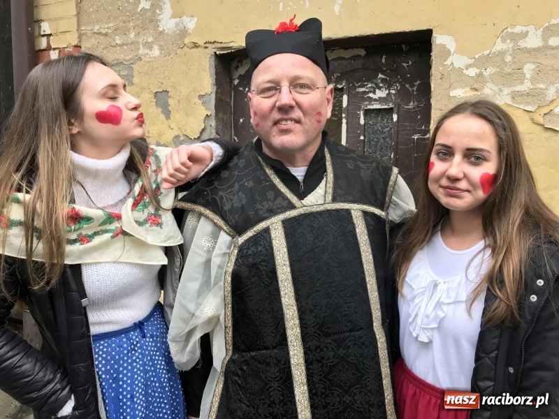 Zdjęcie w galerii na portalu naszraciborz.pl: Młoda para, małpice, misie i kominiarz. Samborowicki tanzbär na koniec karnawału  wiadomości z regionu