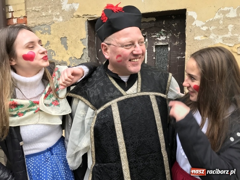 Zdjęcie w galerii na portalu naszraciborz.pl: Młoda para, małpice, misie i kominiarz. Samborowicki tanzbär na koniec karnawału  wiadomości z regionu