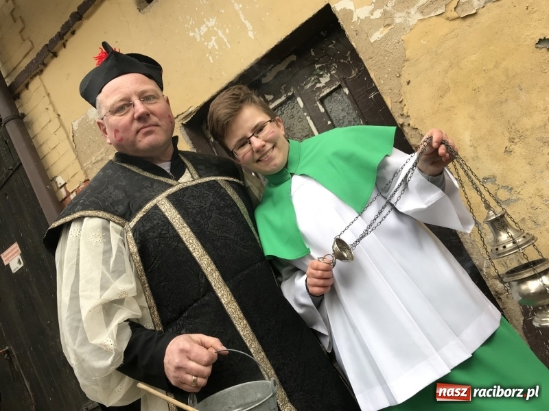 Zdjęcie w galerii na portalu naszraciborz.pl: Młoda para, małpice, misie i kominiarz. Samborowicki tanzbär na koniec karnawału  wiadomości z regionu