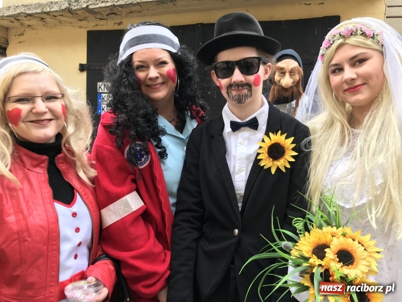 Zdjęcie w galerii na portalu naszraciborz.pl: Młoda para, małpice, misie i kominiarz. Samborowicki tanzbär na koniec karnawału  wiadomości z regionu