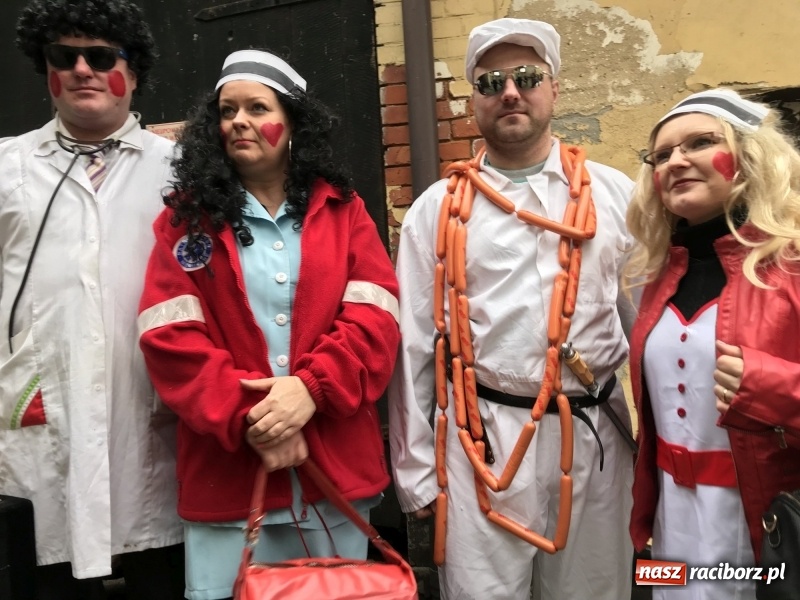 Zdjęcie w galerii na portalu naszraciborz.pl: Młoda para, małpice, misie i kominiarz. Samborowicki tanzbär na koniec karnawału  wiadomości z regionu